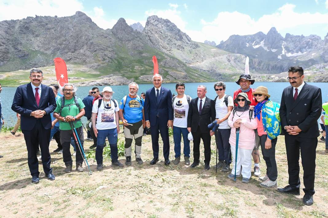 Bakan Ersoy 'Terörsüz Türkiye'de Hakkari'ye çıkarma yaptı! 1